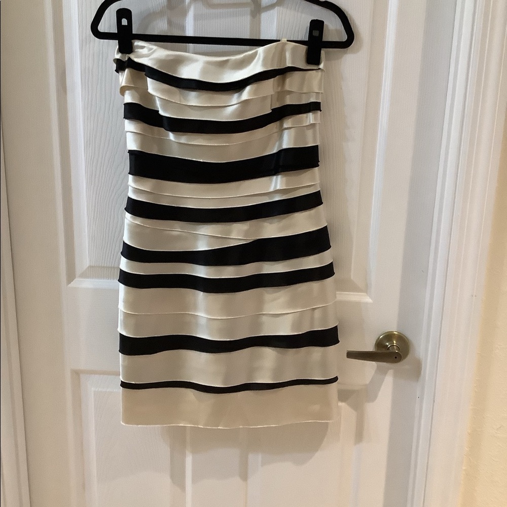 BCBGMAXAZRIA BLACK AND CREAM STRAPLESS DRESS